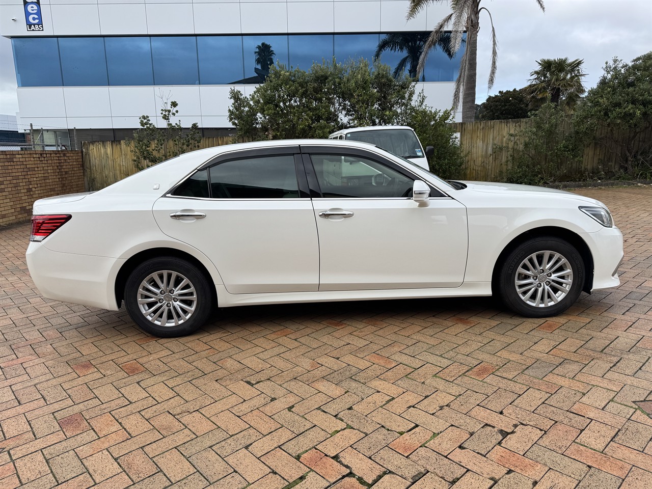 2017 Toyota Crown thumbnail