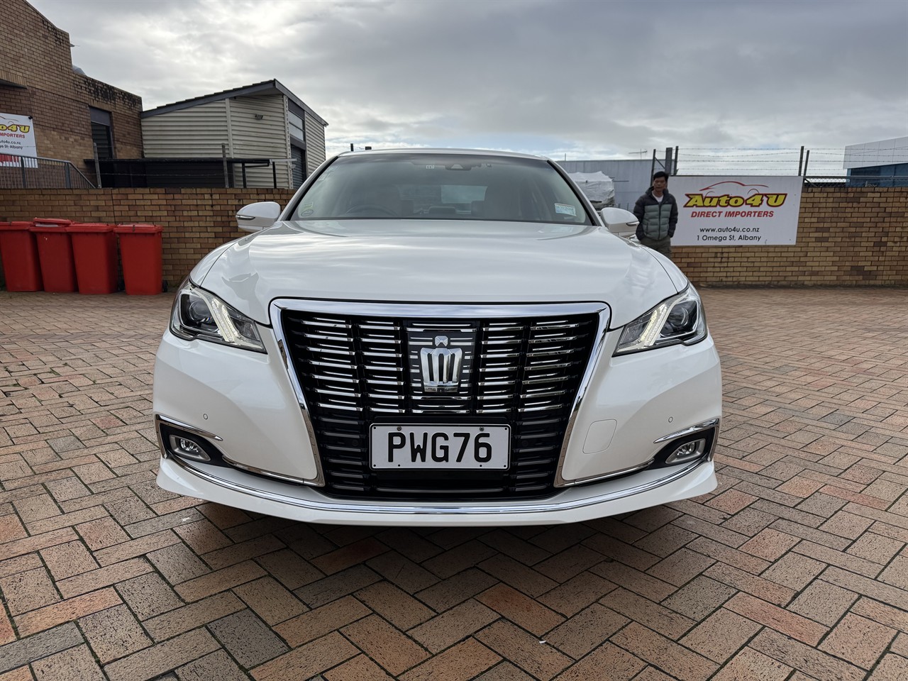 2017 Toyota Crown thumbnail