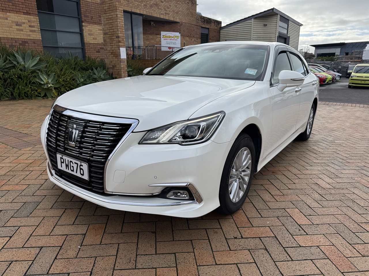 2017 Toyota Crown thumbnail
