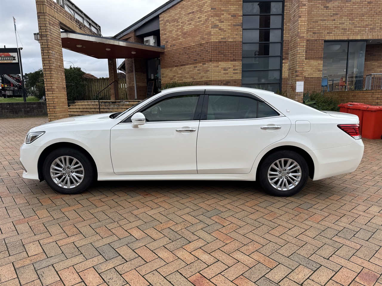 2017 Toyota Crown thumbnail