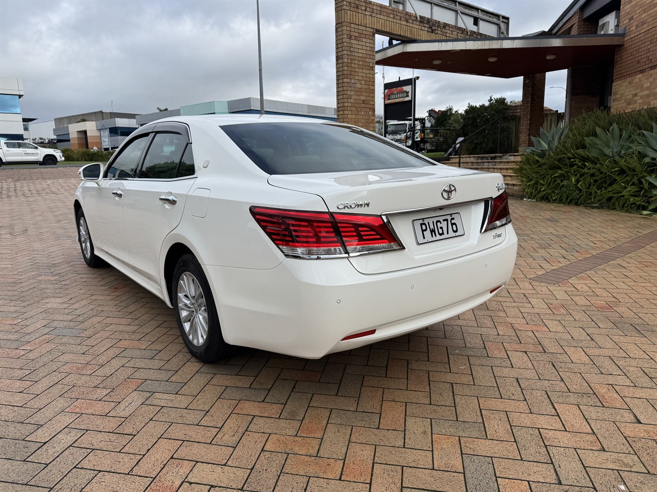 2017 Toyota Crown thumbnail