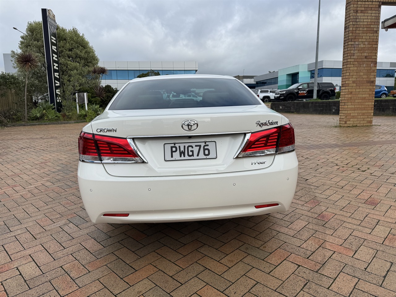 2017 Toyota Crown thumbnail