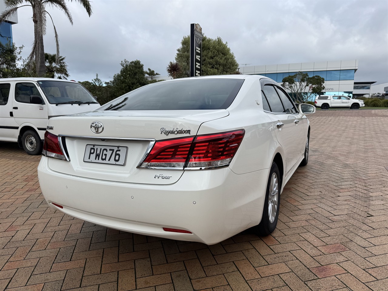 2017 Toyota Crown thumbnail