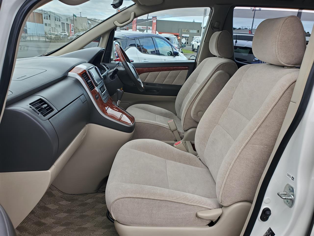 2005 Toyota Alphard thumbnail