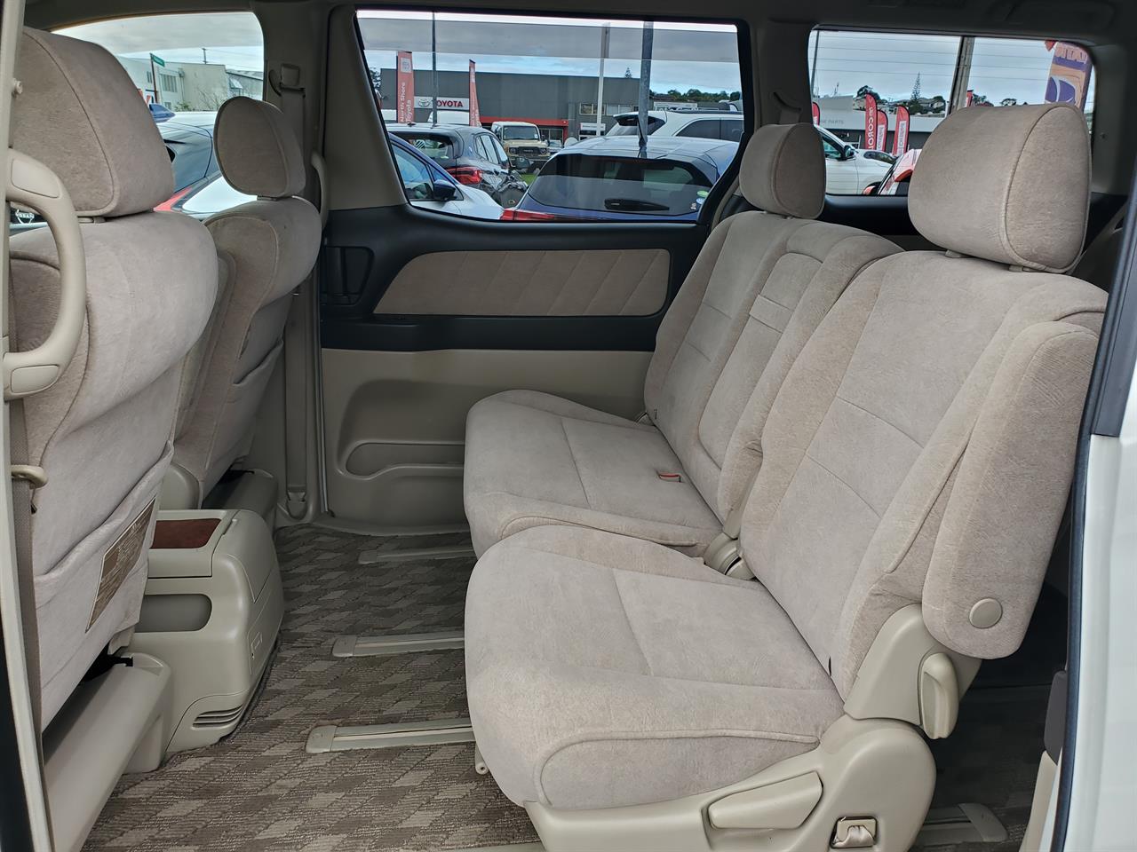 2005 Toyota Alphard thumbnail