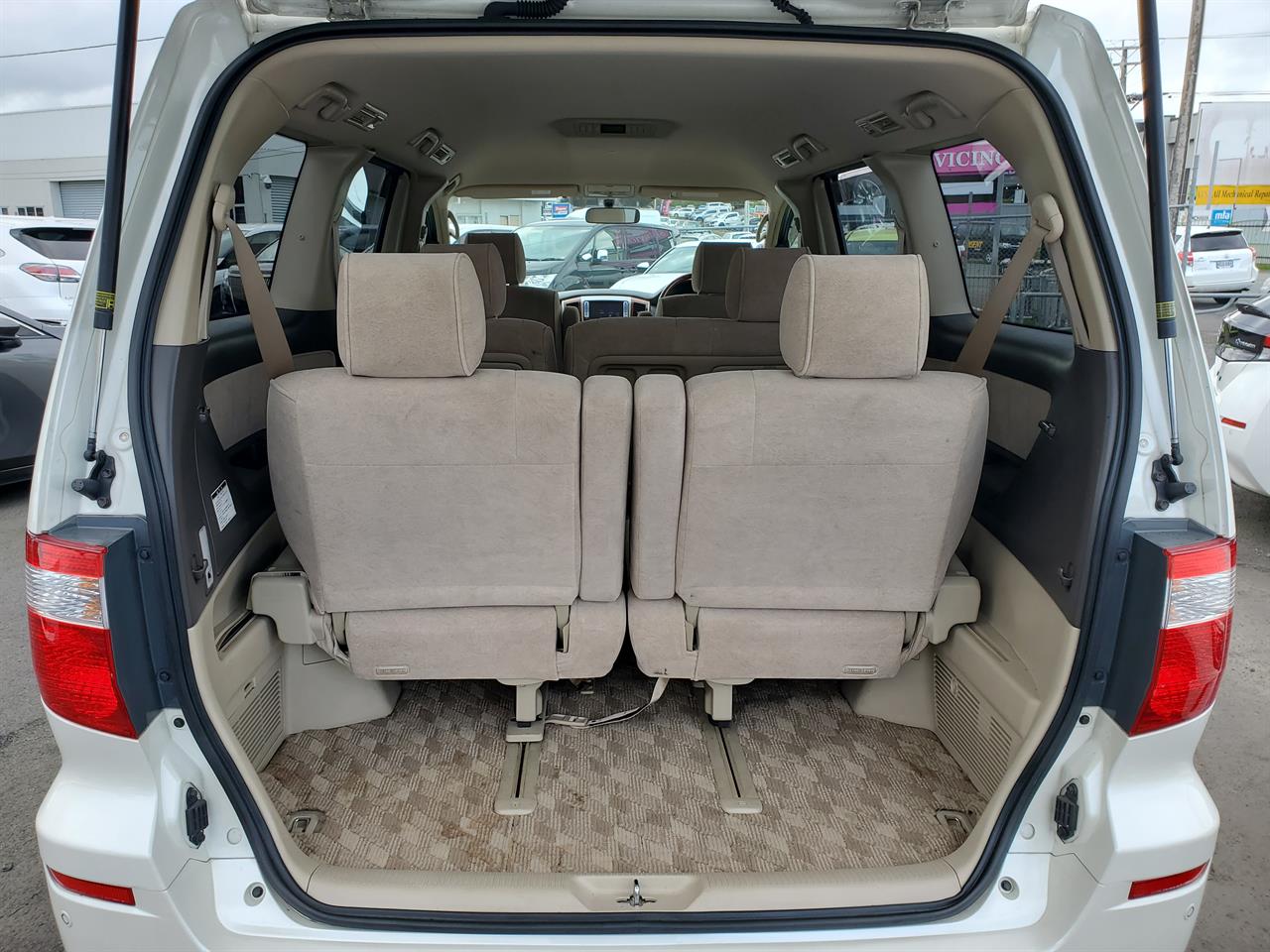 2005 Toyota Alphard thumbnail