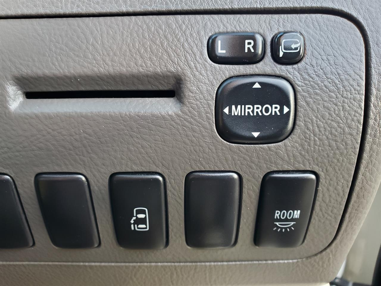 2005 Toyota Alphard thumbnail