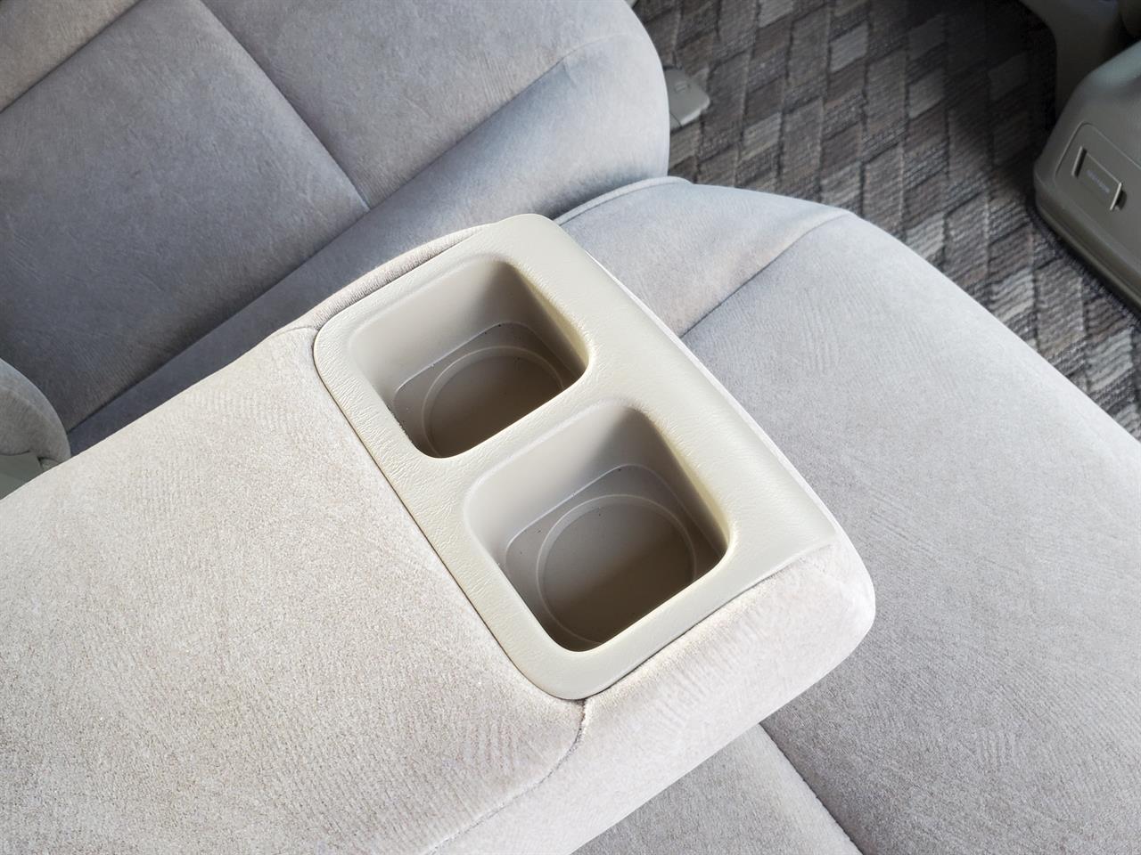 2005 Toyota Alphard thumbnail