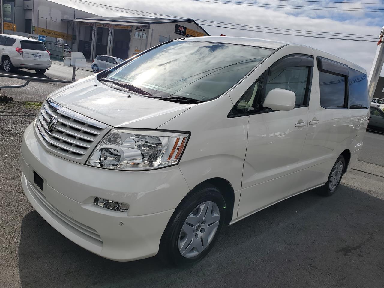 2005 Toyota Alphard thumbnail
