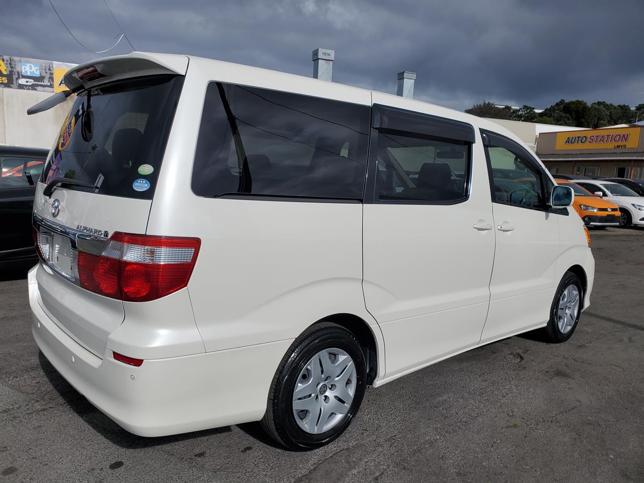 2005 Toyota Alphard thumbnail