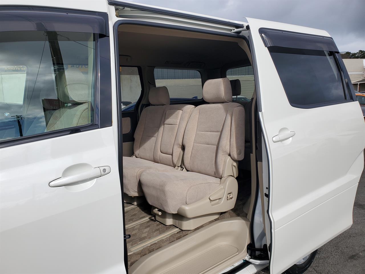 2005 Toyota Alphard thumbnail