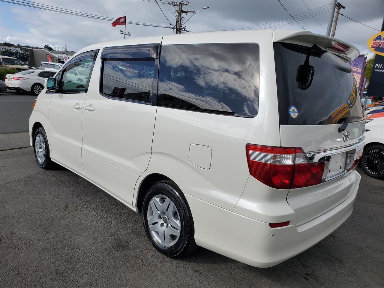 2005 Toyota Alphard thumbnail
