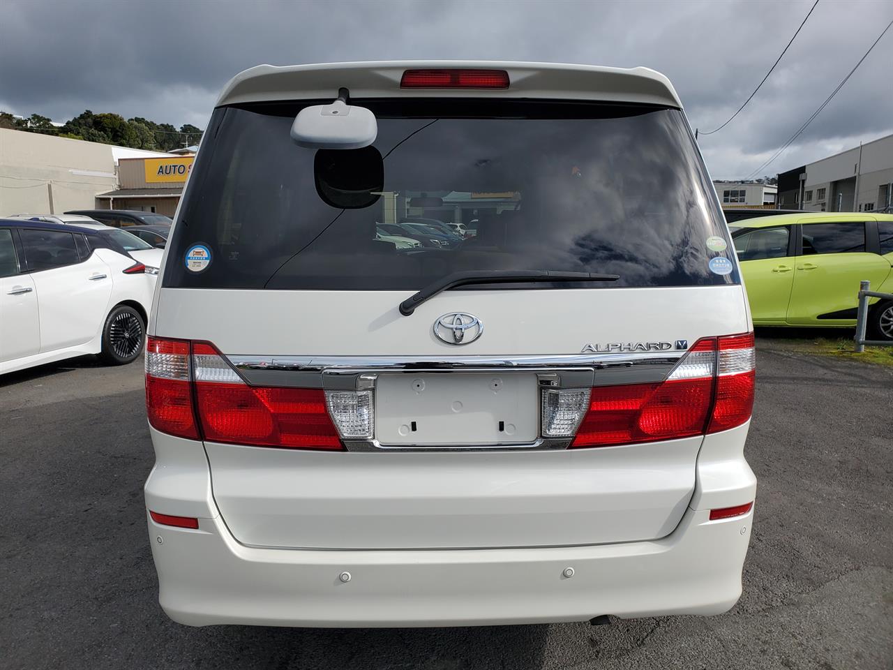 2005 Toyota Alphard thumbnail