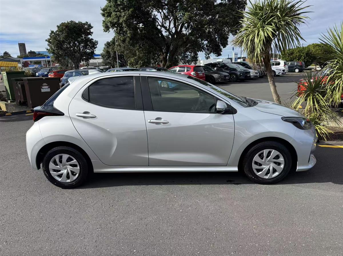 2021 Toyota Yaris thumbnail