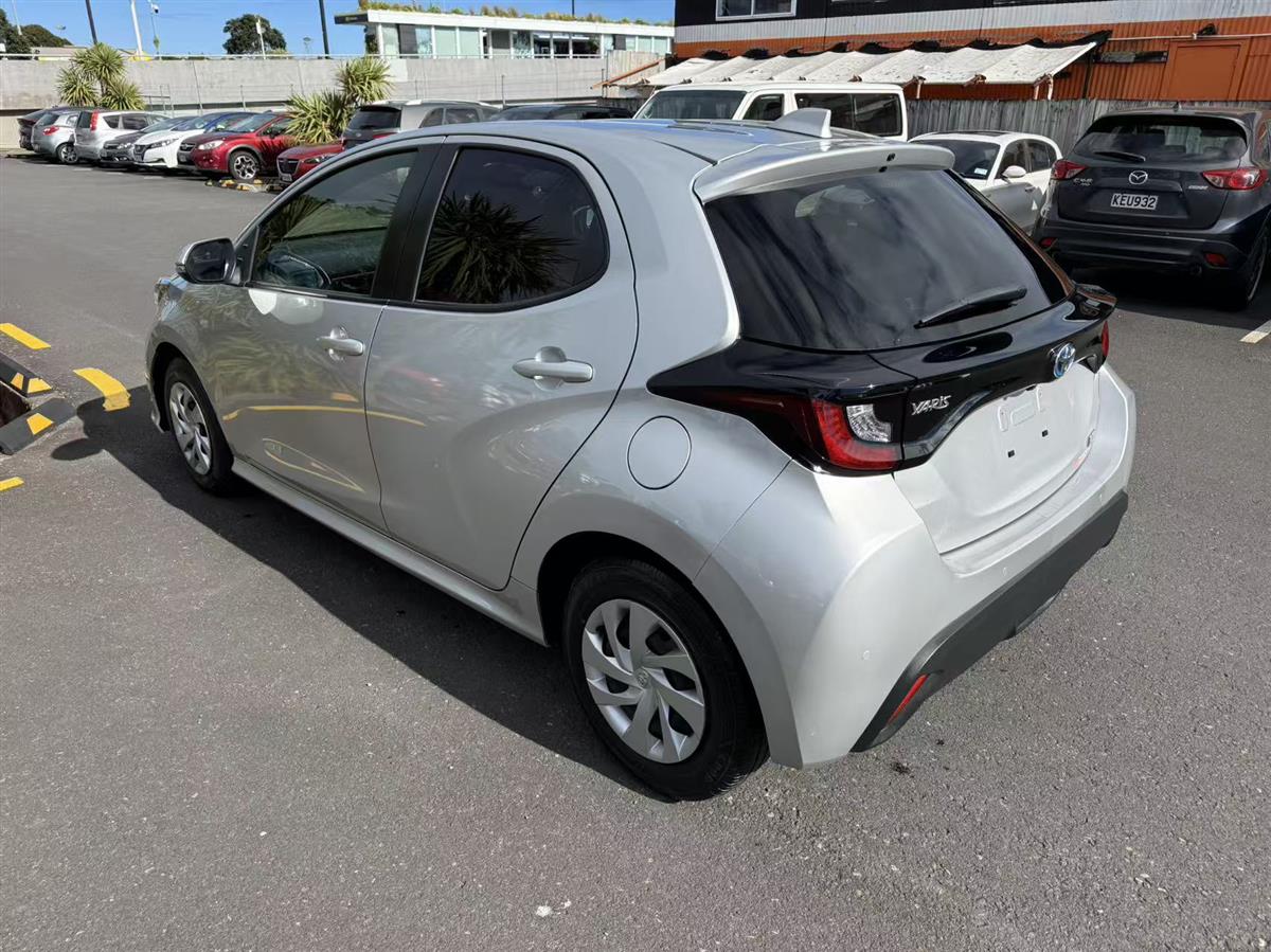 2021 Toyota Yaris thumbnail