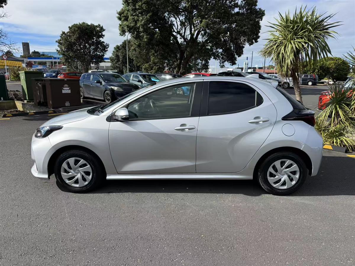 2021 Toyota Yaris thumbnail