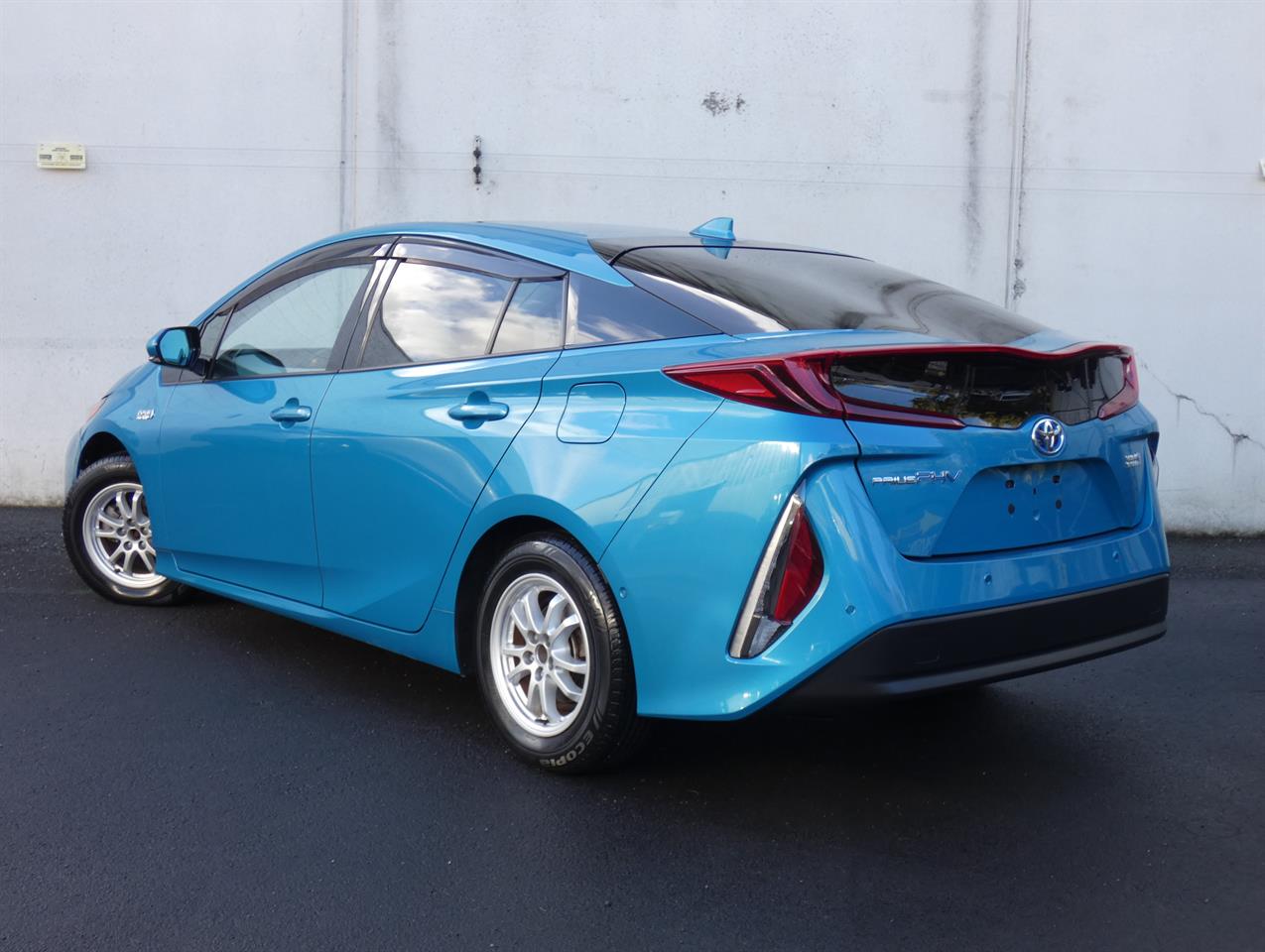2017 Toyota Prius thumbnail
