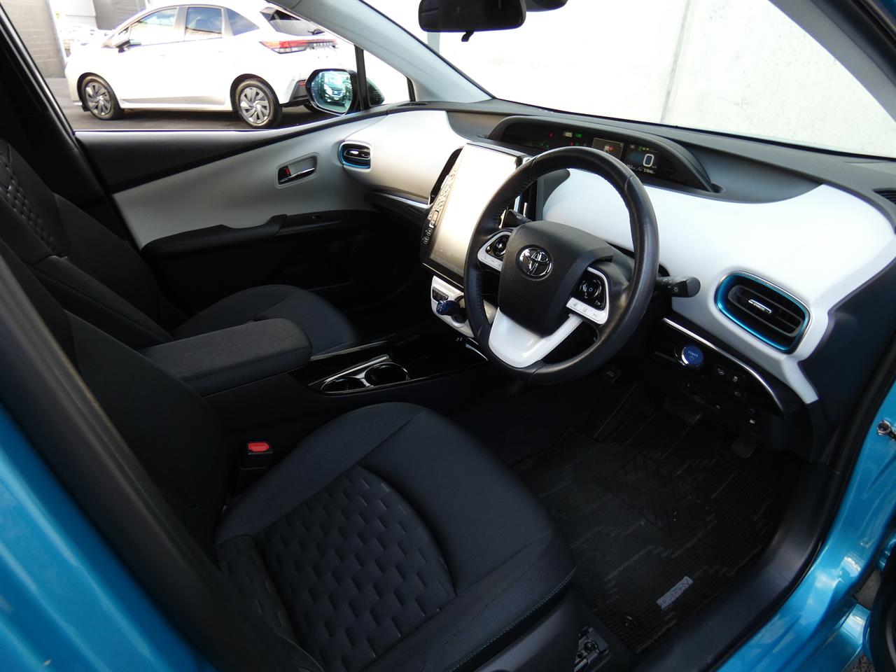 2017 Toyota Prius thumbnail