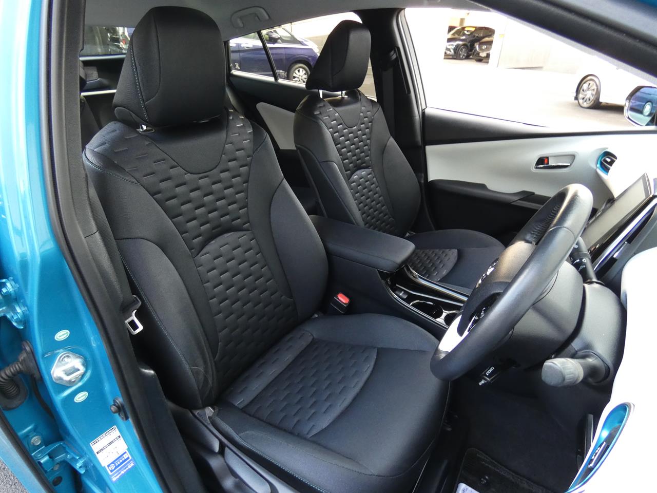 2017 Toyota Prius thumbnail