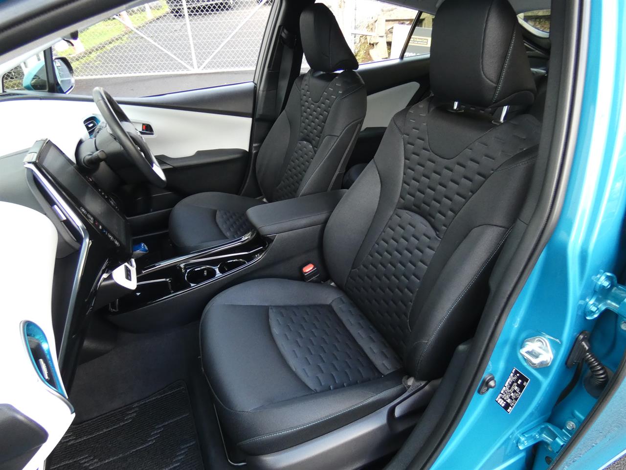 2017 Toyota Prius thumbnail