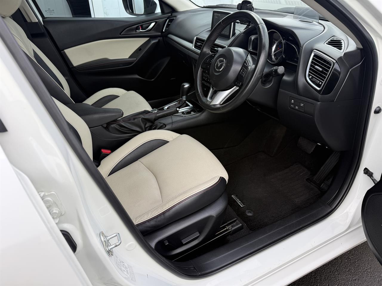 2014 Mazda Axela thumbnail