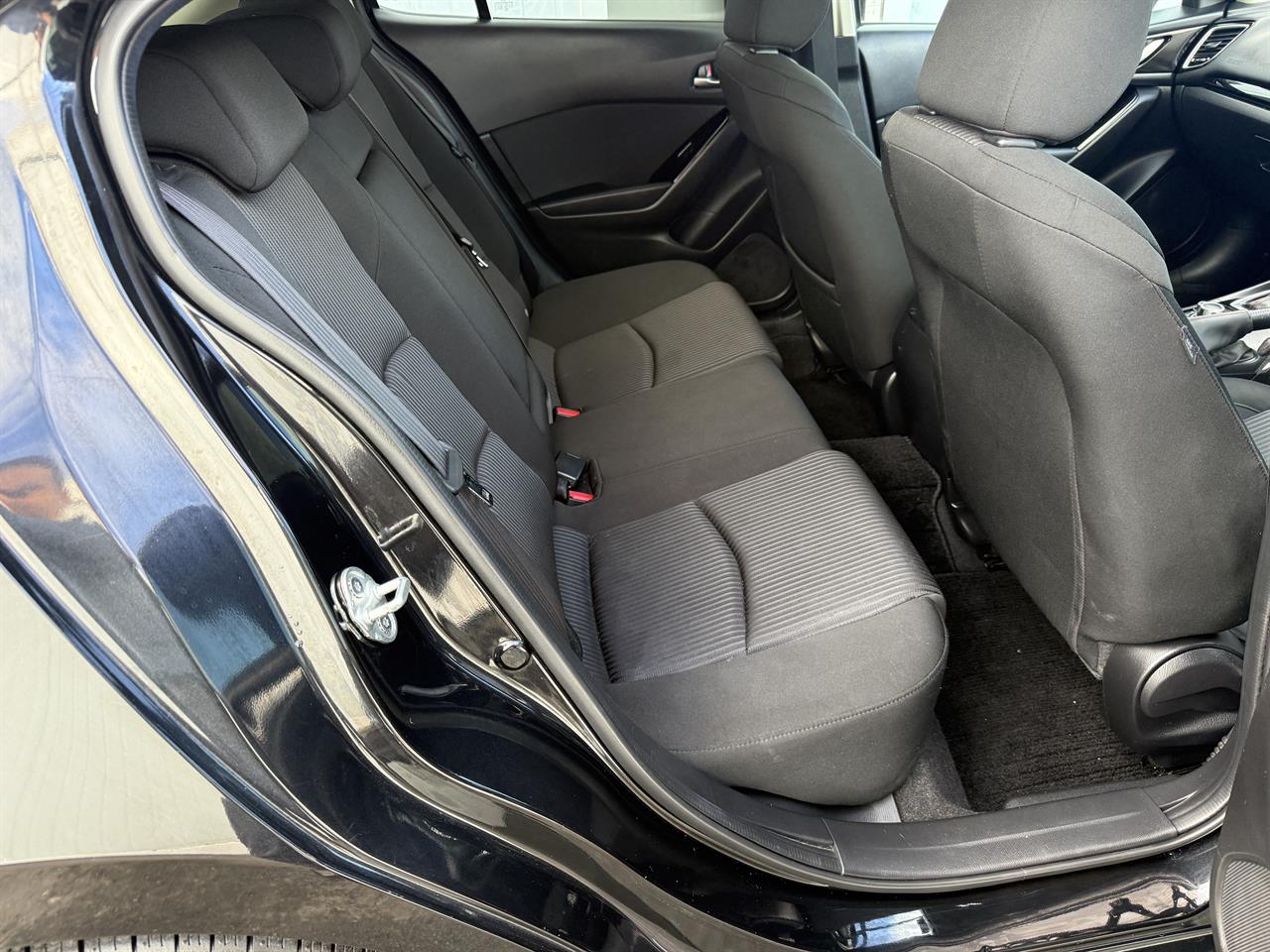 2014 Mazda Axela thumbnail