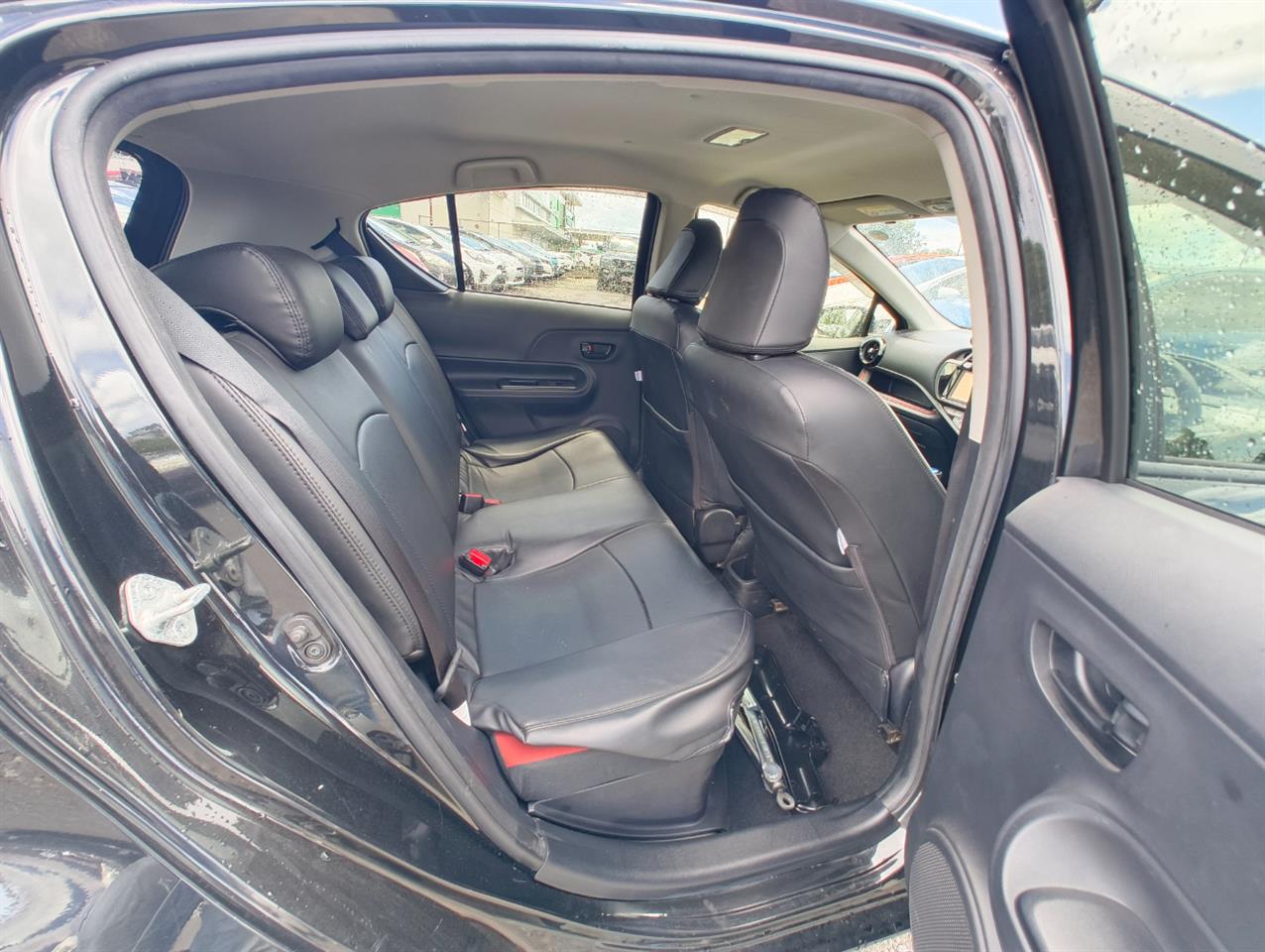 2015 Toyota Aqua thumbnail