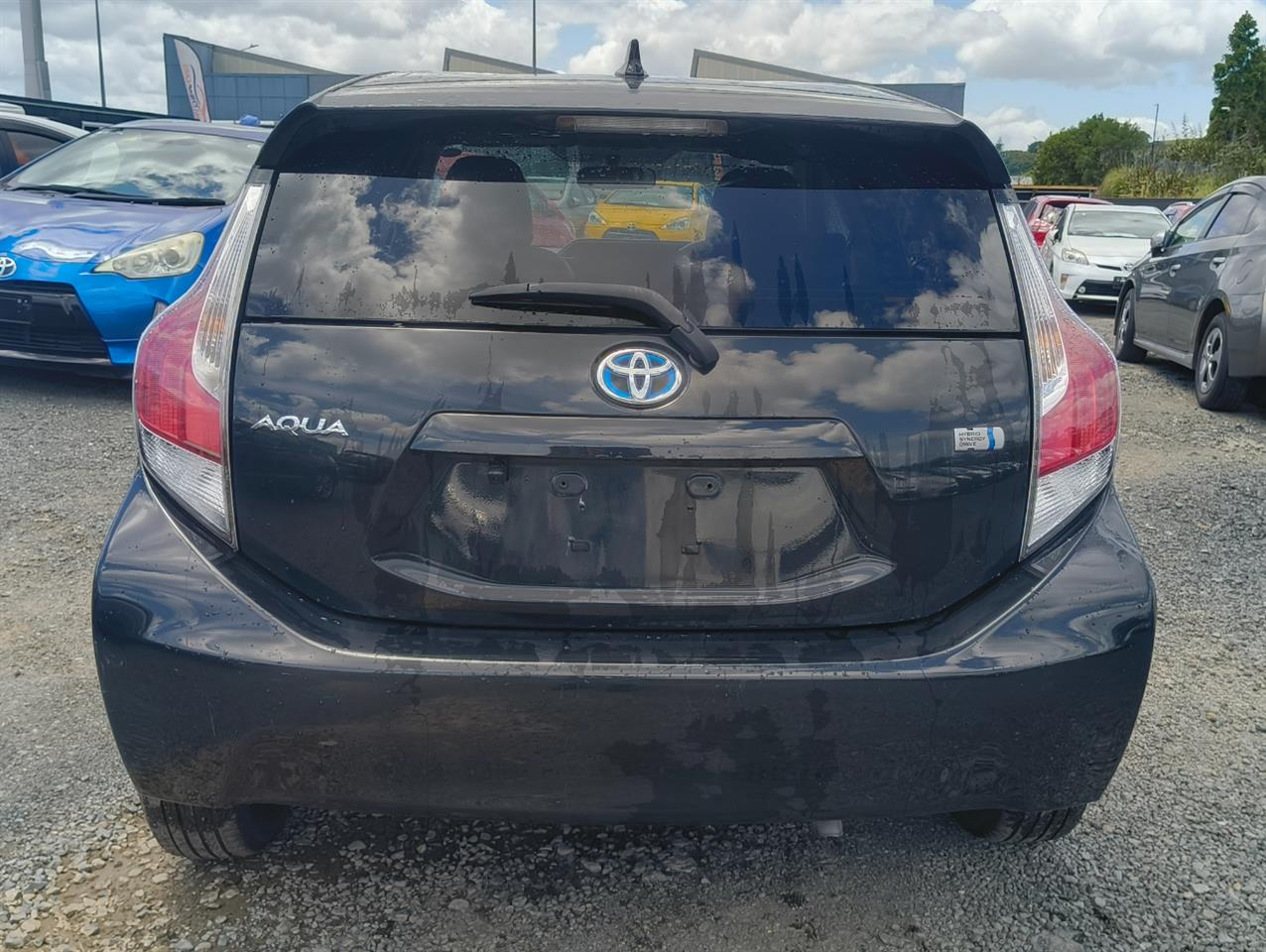2015 Toyota Aqua thumbnail