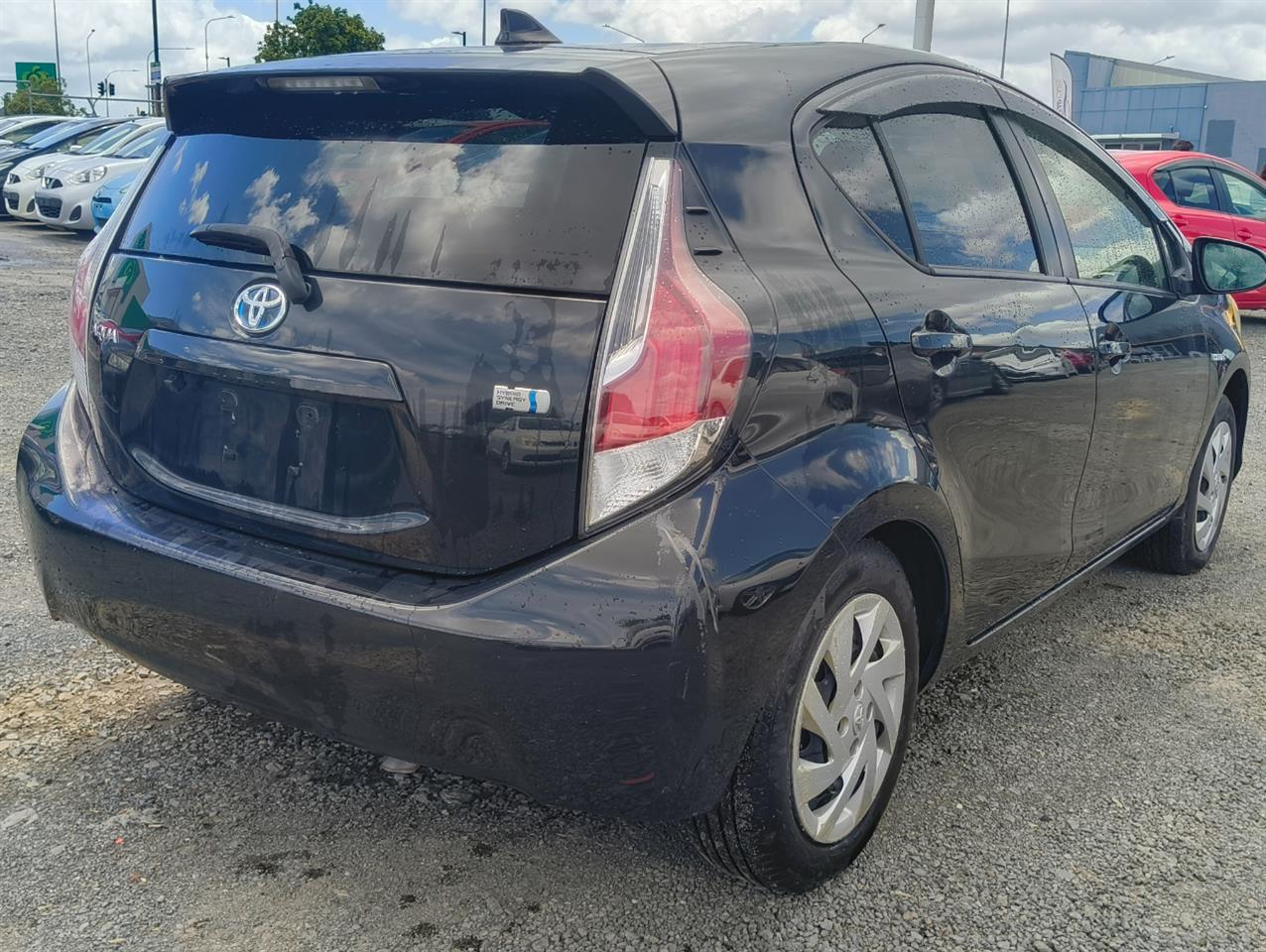 2015 Toyota Aqua thumbnail