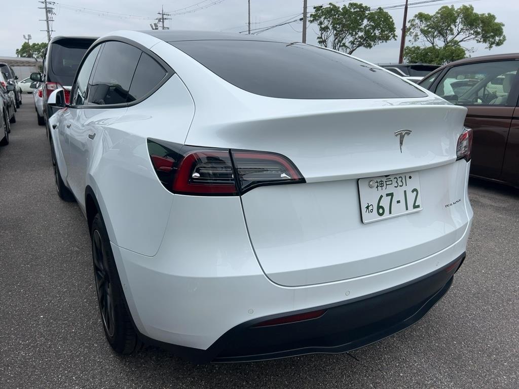 2023 Tesla Model thumbnail