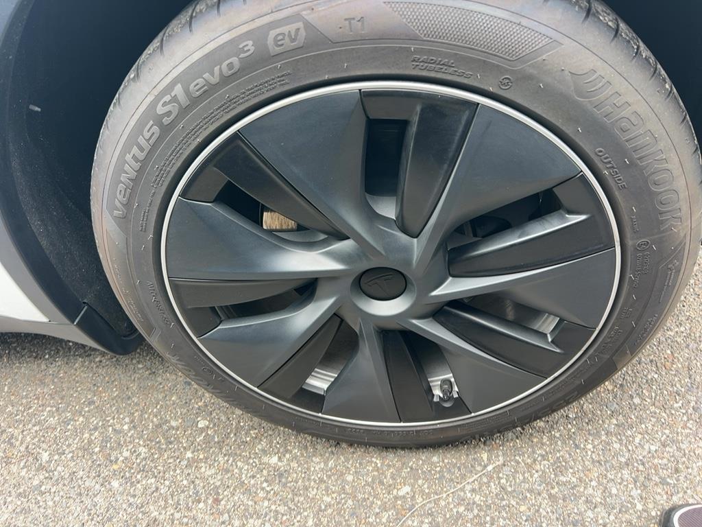 2023 Tesla Model thumbnail