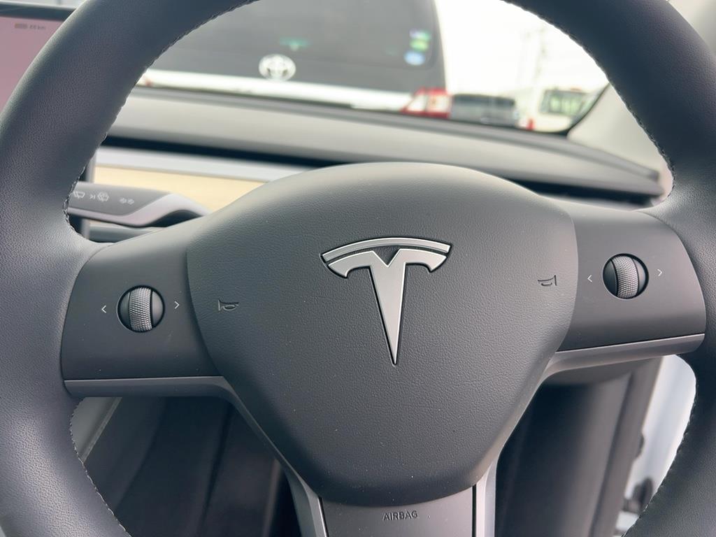2023 Tesla Model thumbnail