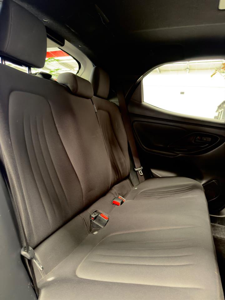 2021 Toyota Yaris thumbnail