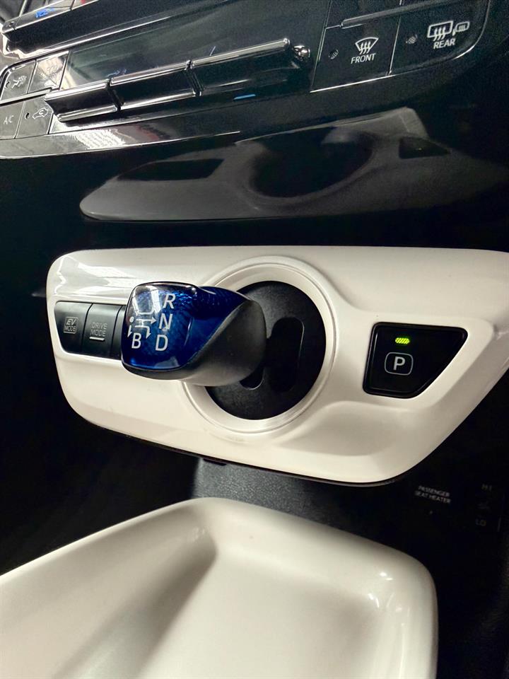 2016 Toyota Prius thumbnail
