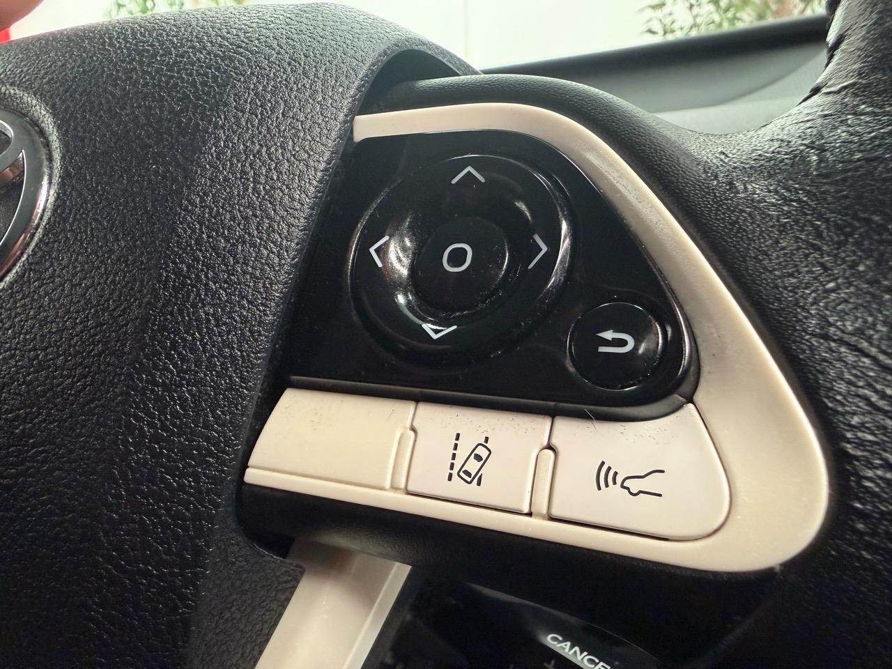 2016 Toyota Prius thumbnail