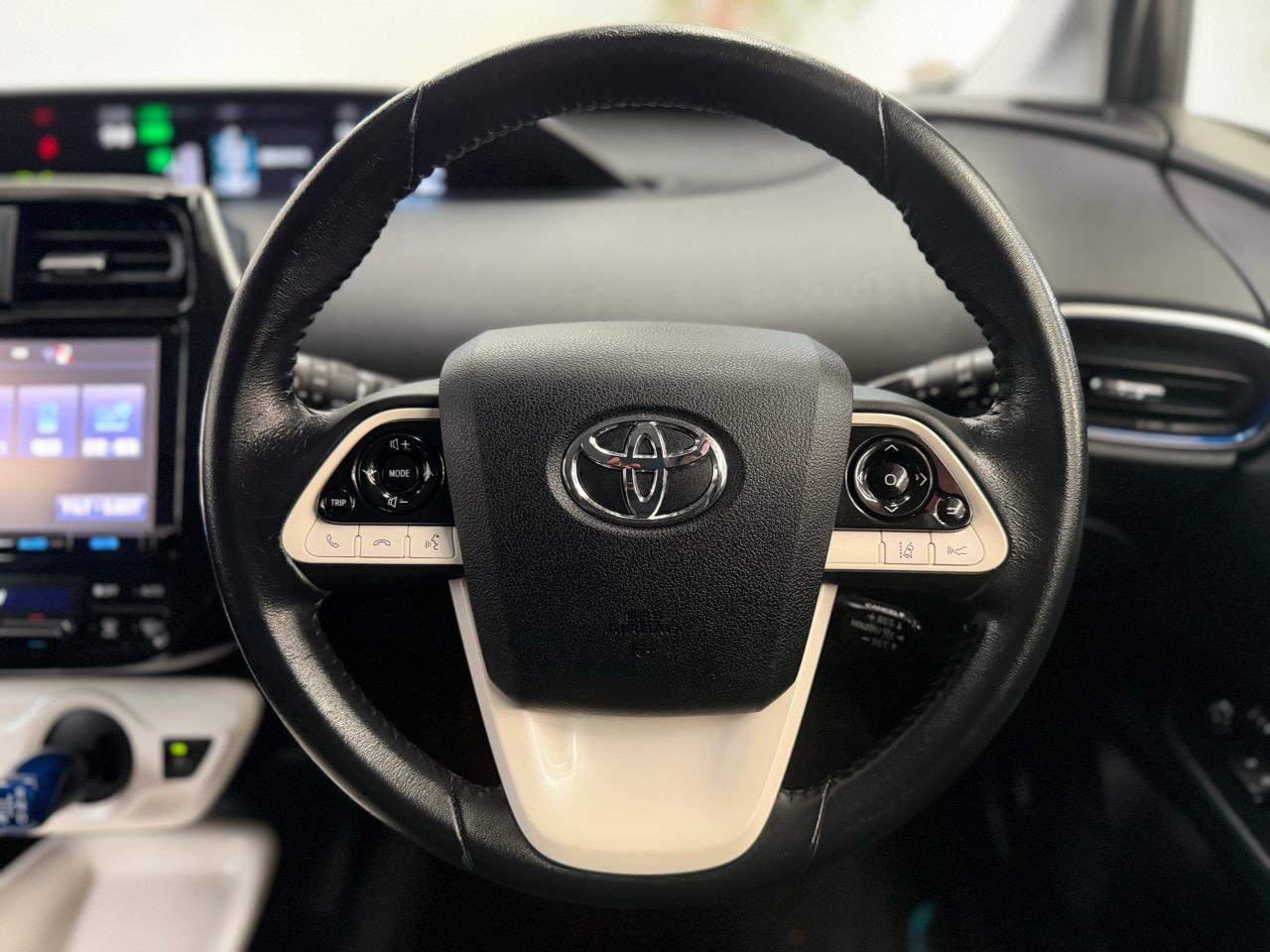 2016 Toyota Prius thumbnail