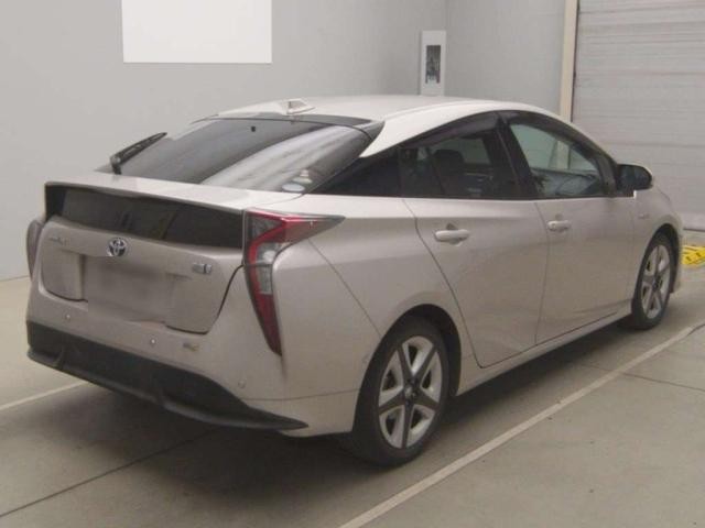 2016 Toyota Prius thumbnail