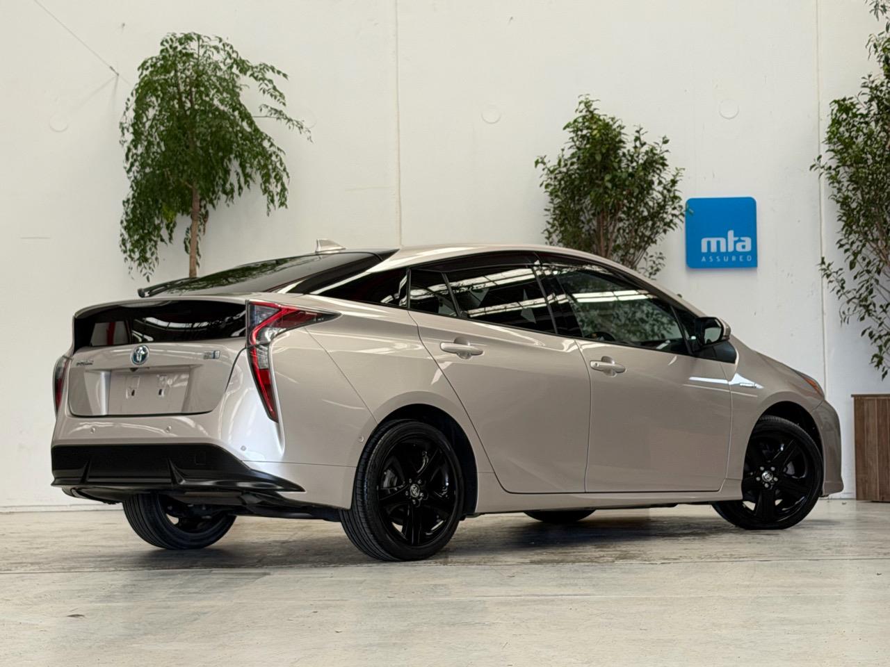 2016 Toyota Prius thumbnail