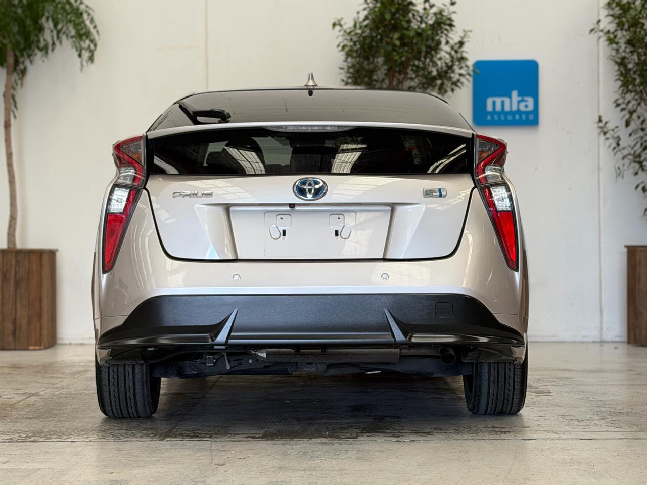 2016 Toyota Prius thumbnail