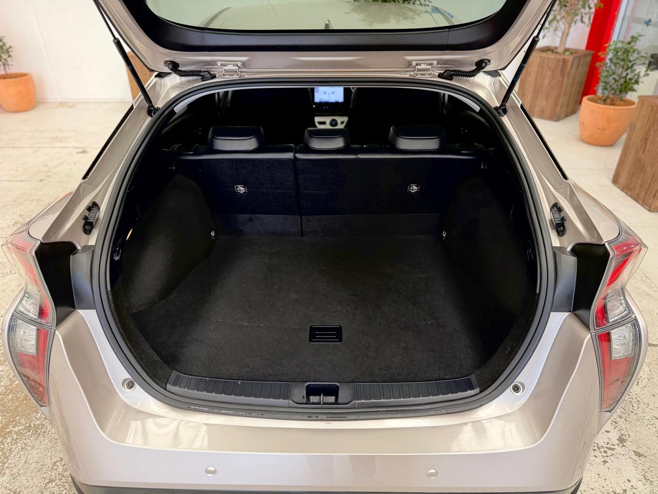 2016 Toyota Prius thumbnail