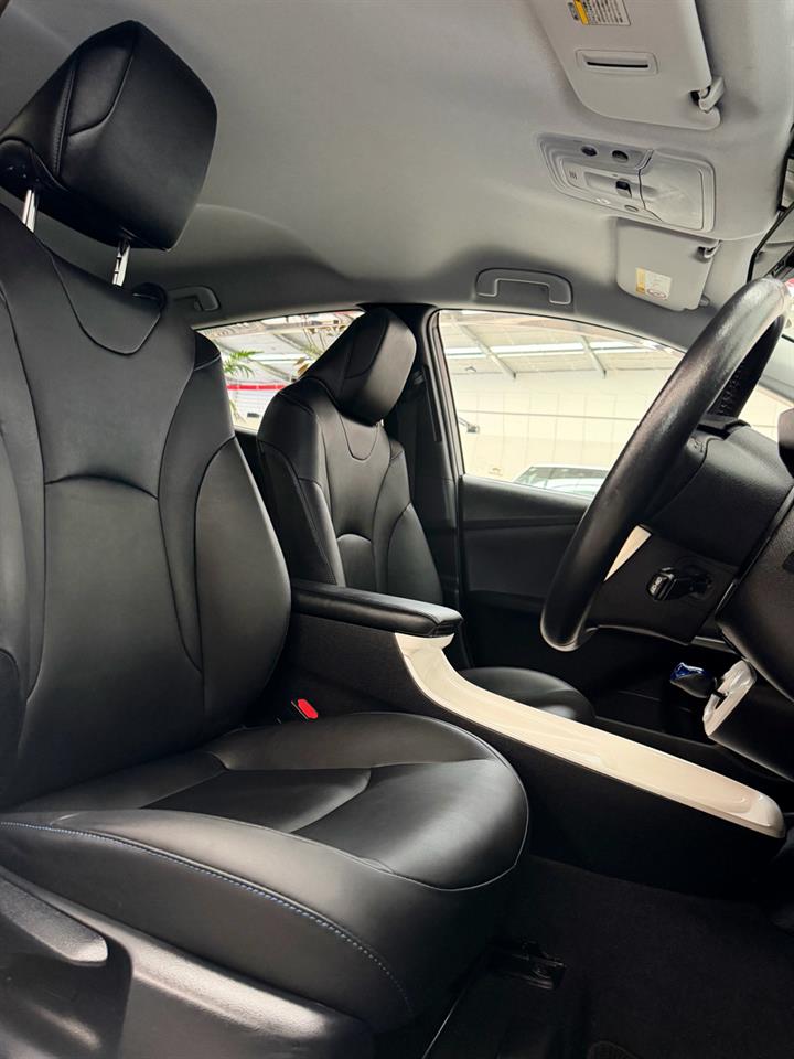 2016 Toyota Prius thumbnail