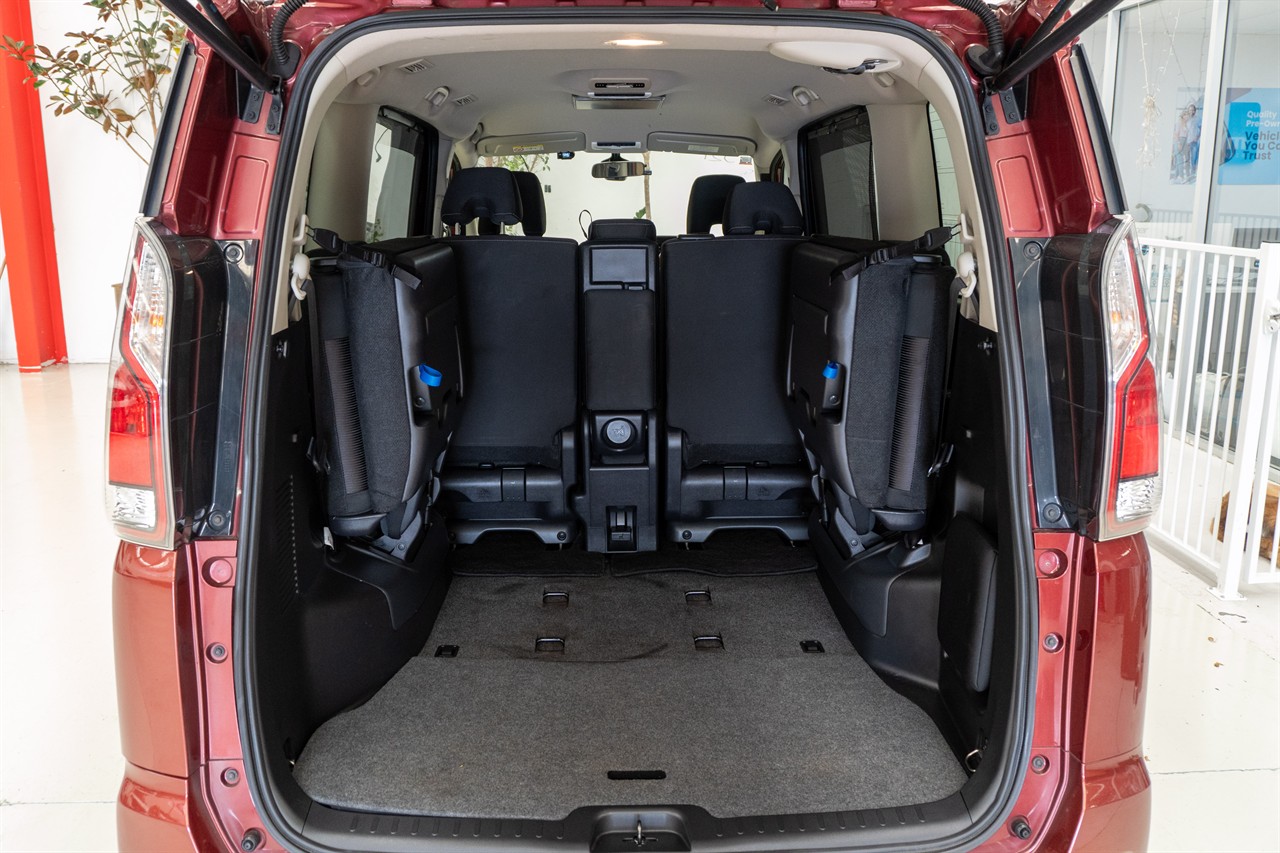 2017 Nissan Serena thumbnail
