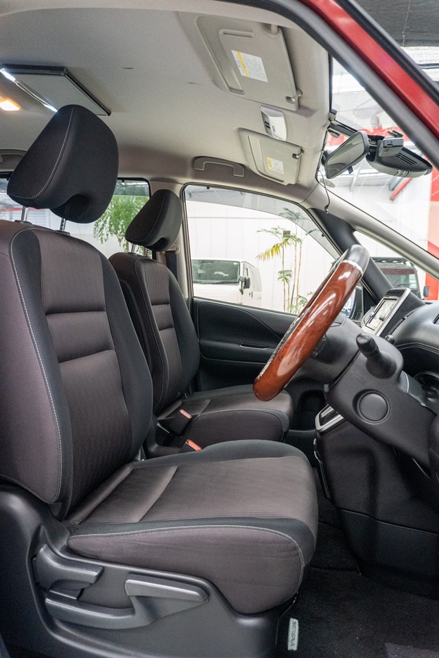 2017 Nissan Serena thumbnail
