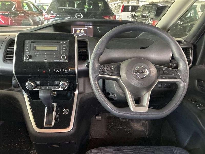 2017 Nissan Serena thumbnail