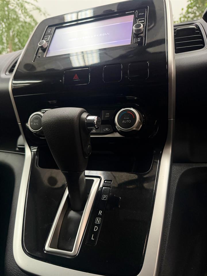 2017 Nissan Serena thumbnail