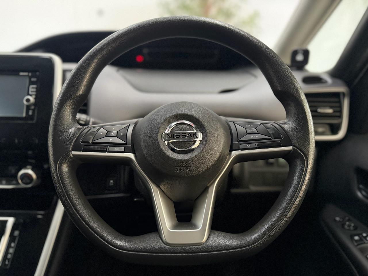 2017 Nissan Serena thumbnail