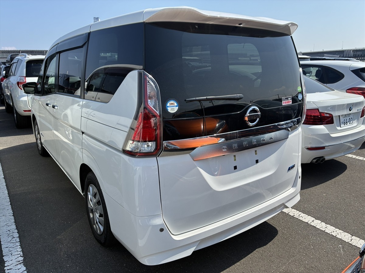 2017 Nissan Serena thumbnail
