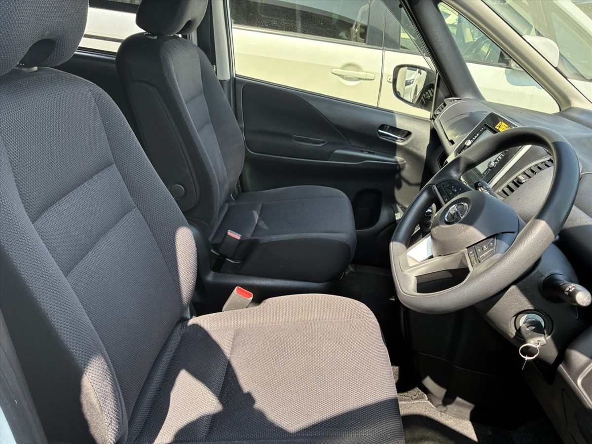 2017 Nissan Serena thumbnail