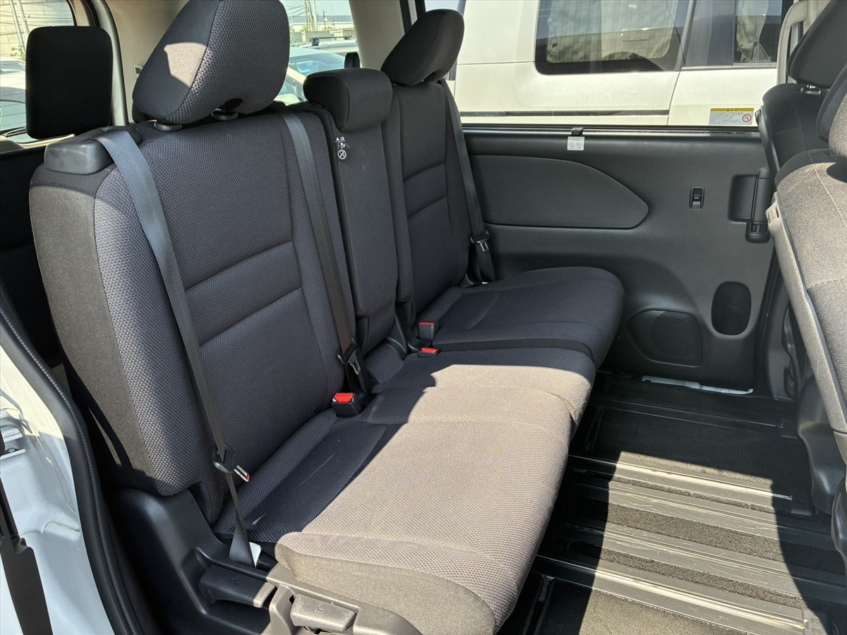 2017 Nissan Serena thumbnail