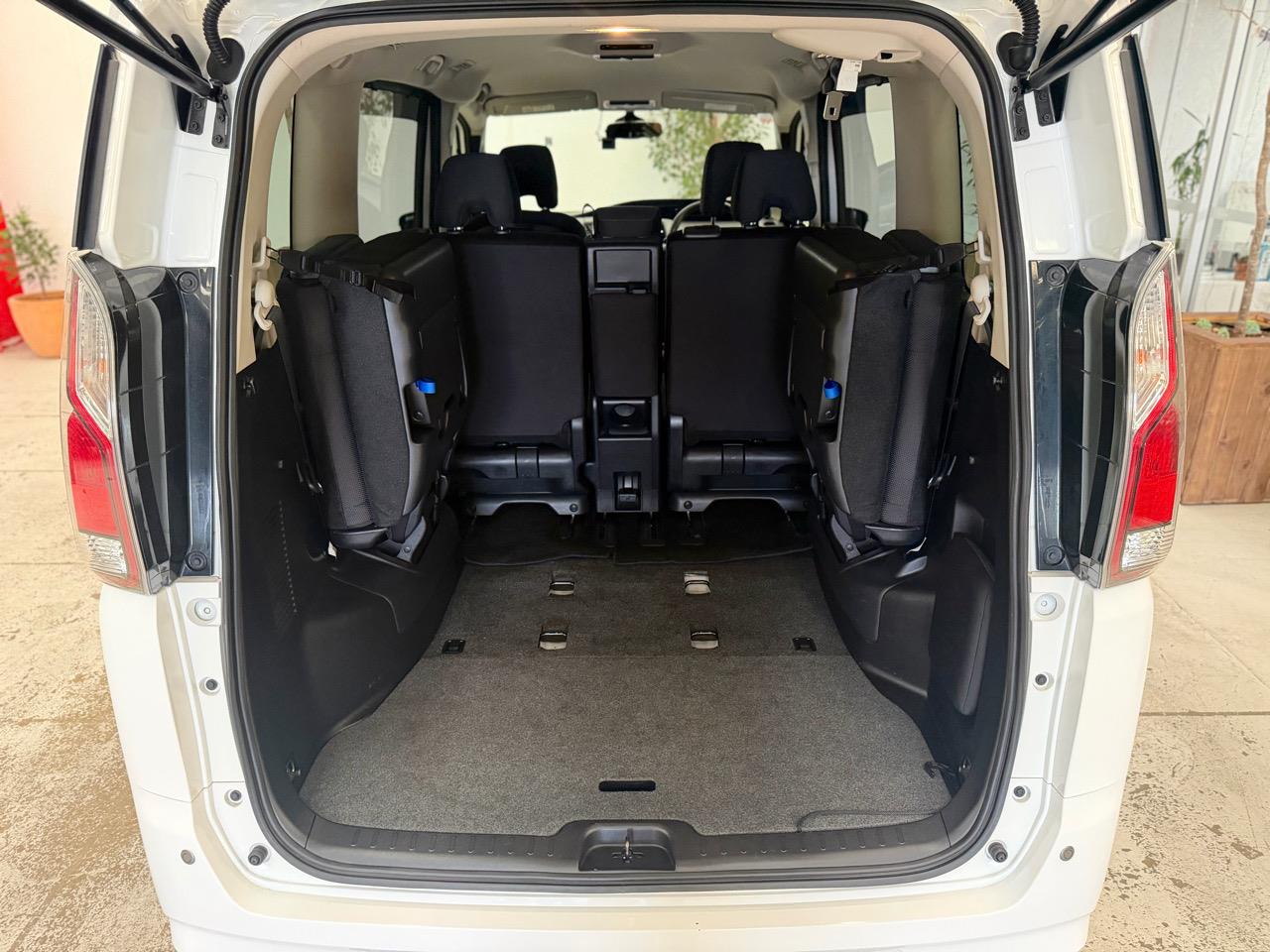 2017 Nissan Serena thumbnail